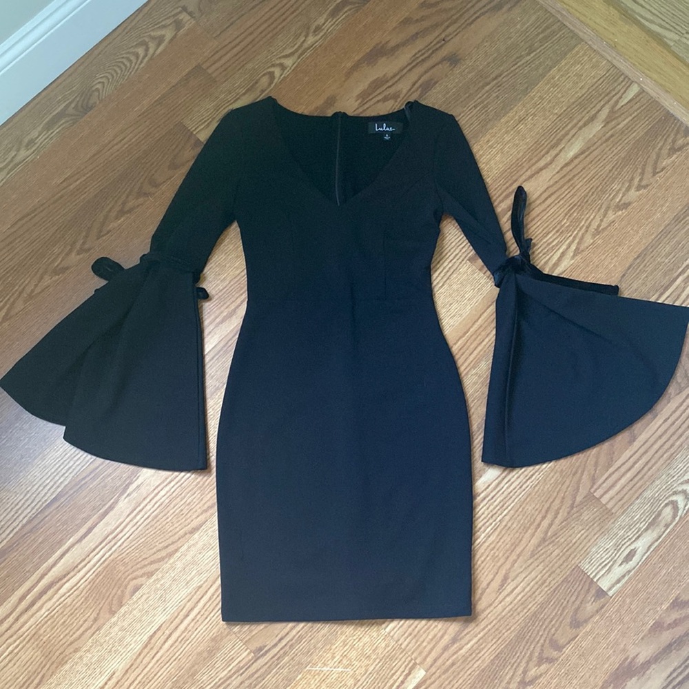 NWOT lulu’s Bell Sleeve Bodycon Dress